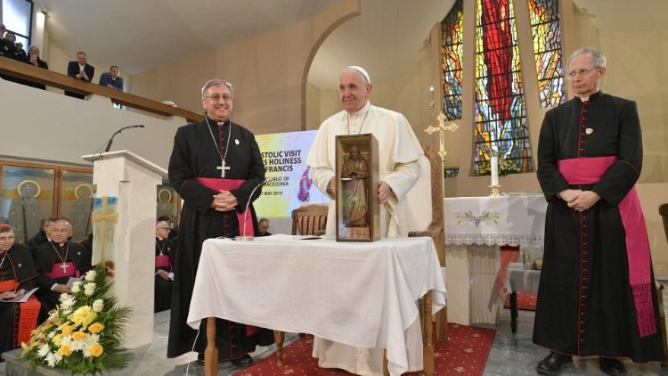 Папата Фрањо со бискупот Стојанов во катедралата „Пресвето Срце Исусово“ во Скопје