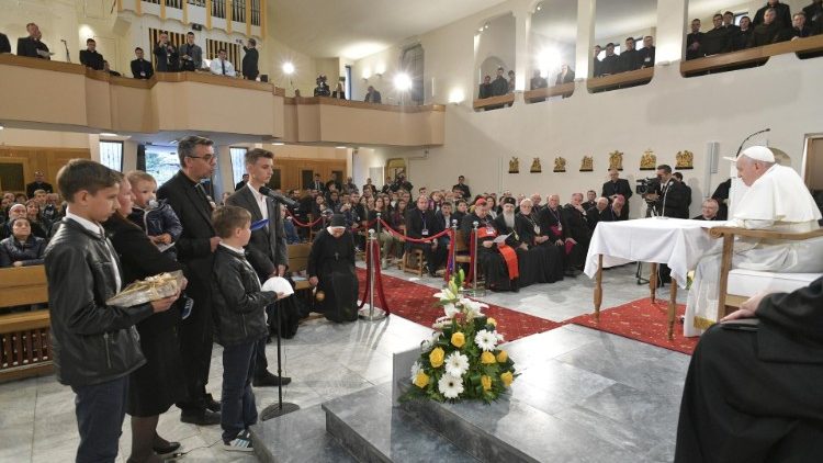 Papa Françesku në  takimin me meshtarët e familjet e tyre dhe me rregulltarët e Maqedonisë së Veriut