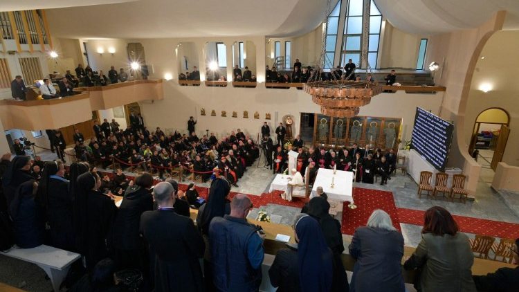 ĐTC gặp các linh mục và gia đình, và các tu sĩ tại Bắc Macedonia
