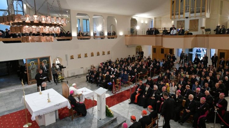 Ferenc pápa a papokkal és a szerzetesekkel a szkopjei székesegyházban