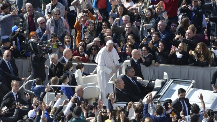 Papa Franjo tijekom opće audijencije na Trgu svetog Petra u Vatikanu