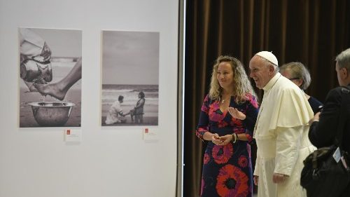 Papa Francesco inaugura la mostra di Talitha Kum contro la tratta