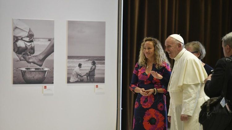 Papa Francesco e la fotografa Lisa Kristine