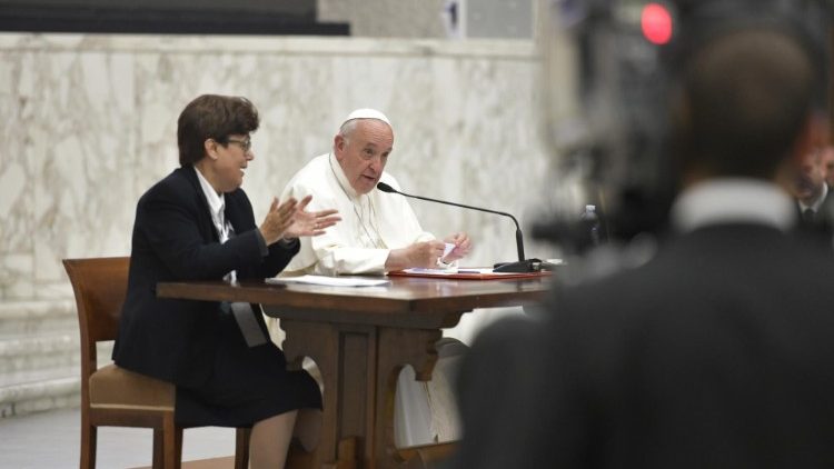 Der Papst spricht frei vor den Ordensoberinnen