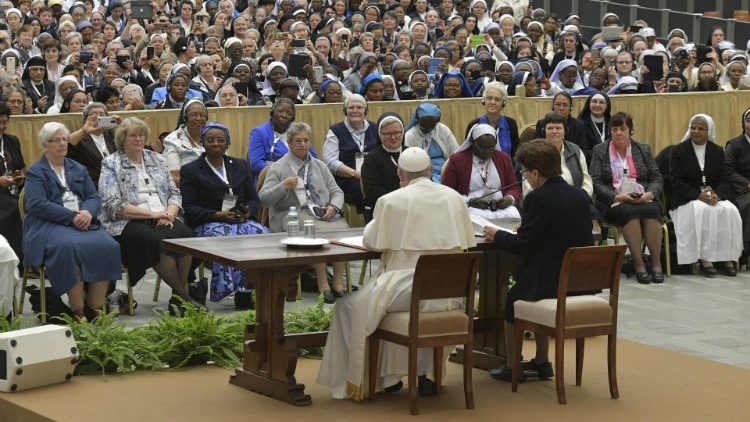Papa Franjo i sudionice opće skupštine Međunarodne unije viših redovničkih poglavarica; Vatikan, 10. svibnja 2019.