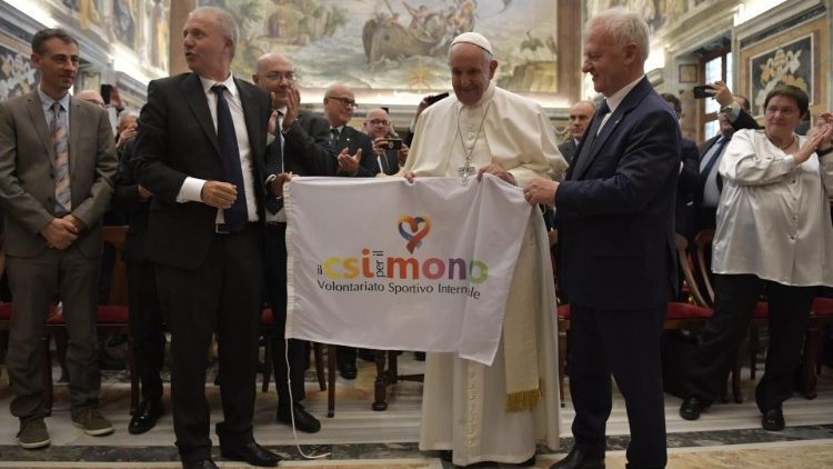 Le Pape rencontrant les responsables du Centre sportif italien, le 11 mai 2019 au Vatican.
