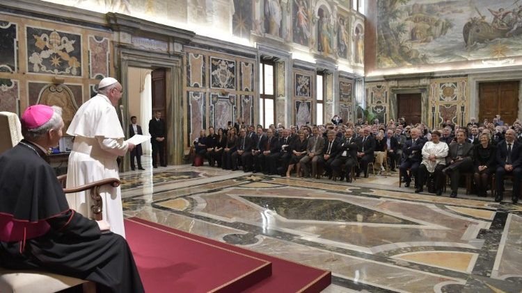 Papa recebeu 400 pessoas na Sala Clementina