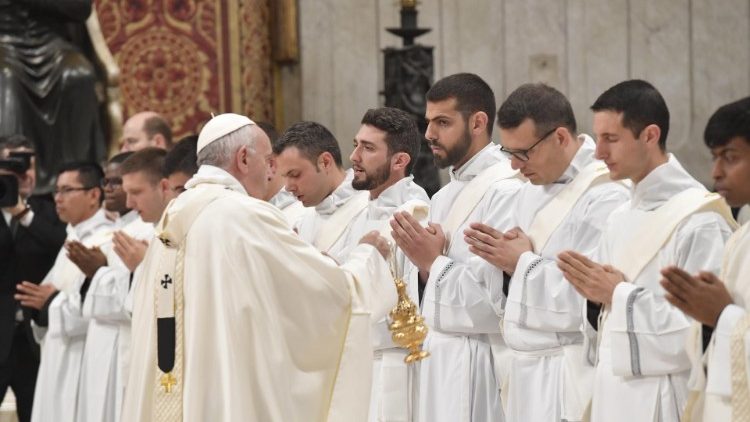 Papa Franjo i devetnaest novih ređenika