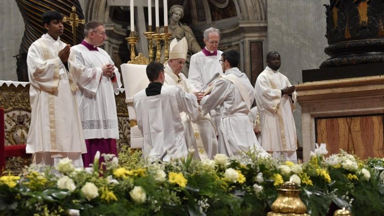 Папата ракопложи 19 нови свештеници