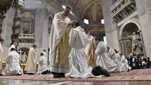 Cardinale Comastri: aiutiamo e ringraziamo i sacerdoti