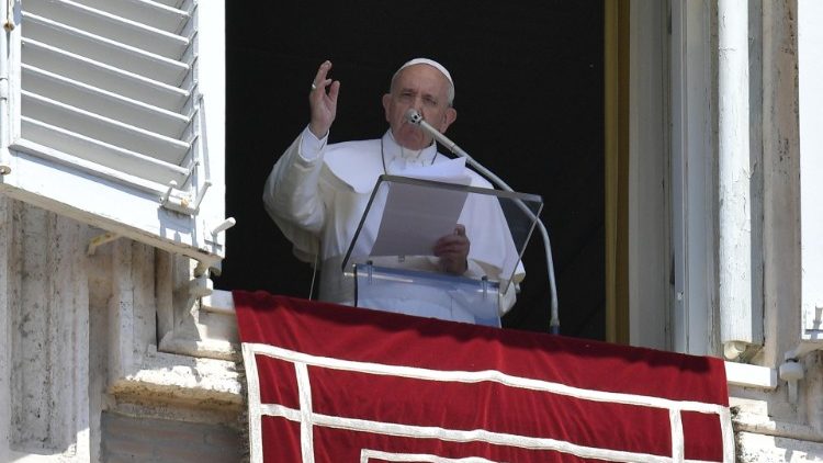 Ferenc pápa a Regina Coeli elimádkozásakor