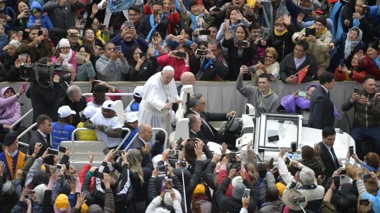Папа приветствует верующих на общей аудиенции