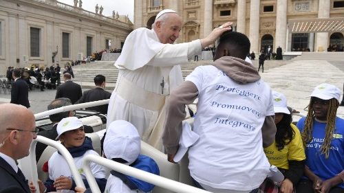 El Papa y los niños llegados a través de los corredores humanitarios
