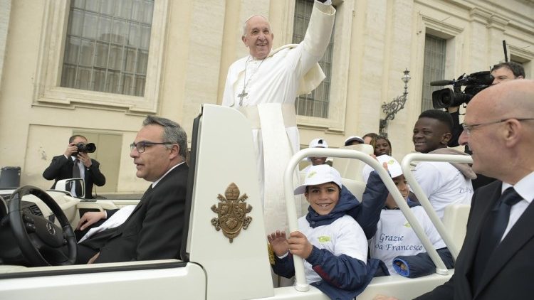 האפיפיור וילדים המהגריפ והפליטים 