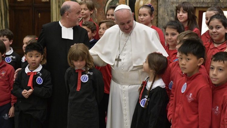 Påven tar emot Kristna skolans bröder med elever