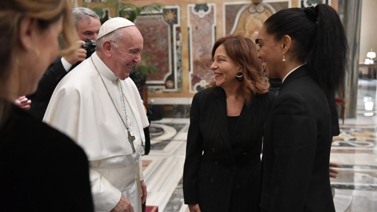Le Pape saluant des journalistes de l'Association de la presse étrangère en Italie, le 18 mai 2019 au Vatican.