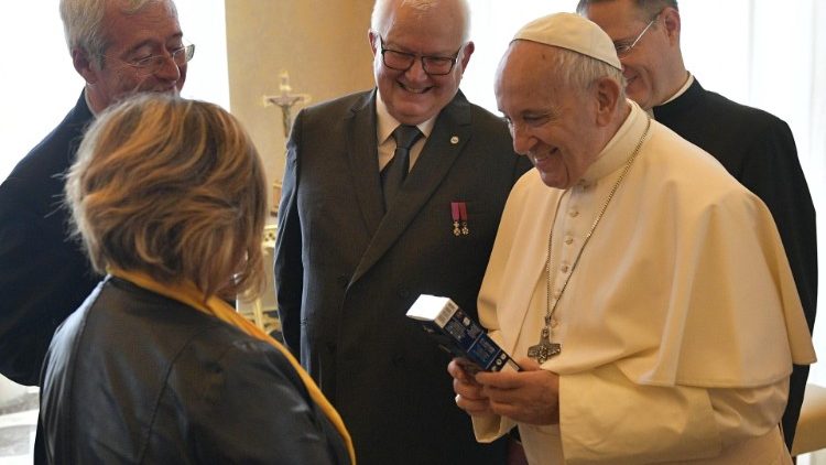 Le Pape saluant les membres de la fédération européenne des banques alimentaires