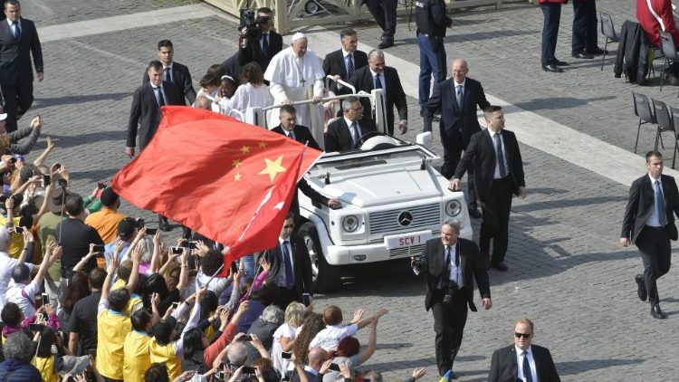 Le Pape salué par des pèlerins chinois, le 22 mai 2019 sur la Place Saint-Pierre.