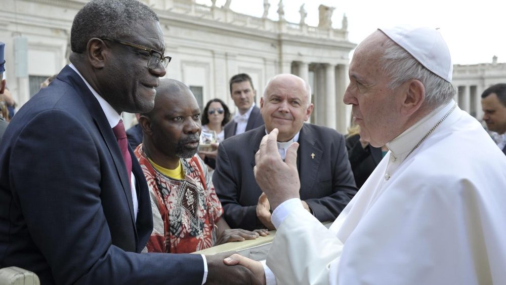 Papa Francesco saluta, all'udienza generale, il dottor Mukwege