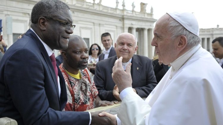 Папа падчас сустрэчы з Дэні Муквегэ