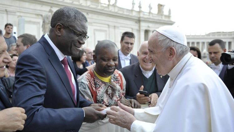 Daktari  Denis Mukwege mtuzwa Nobel ya Amani 2018 akisalimiana na Baba Mtakatifu Francisko mara baada ya katekesi yake tarehe 22 Mei 201