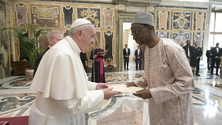Svätý Otec 23. mája 2019 vo Vatikáne prijal poverovacie listiny z rúk 9 nových veľvyslancov