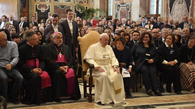 Foto di gruppo di Papa Francesco con i membri dell'Associazione Musei Ecclesiastici Italiani