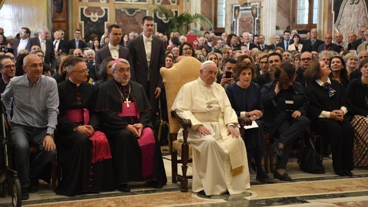 البابا فرنسيس مستقبلاً أعضاء جمعية المتاحف الكنسية الإيطالية 24 أايار مايو 2019