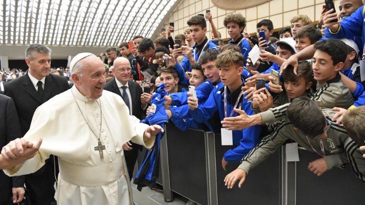 Pápež František pri audiencii s talianskymi malými i veľkými futbalistami