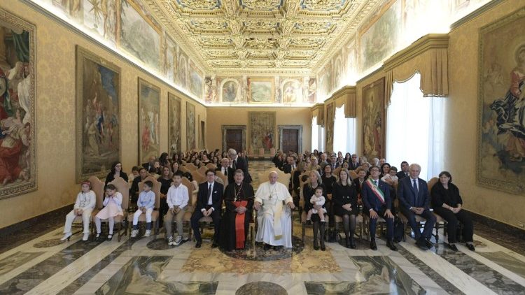 Papa Francisco com os membros do Instituto Hospital dos Inocentes de Florença