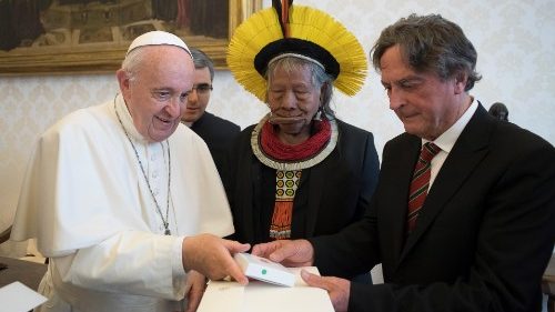 El Santo Padre recibe en audiencia a Raoni, líder indígena de la Amazonía