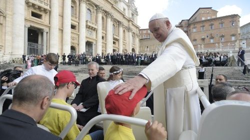 Il Papa all’udienza generale: la salvezza non si compra, è un dono