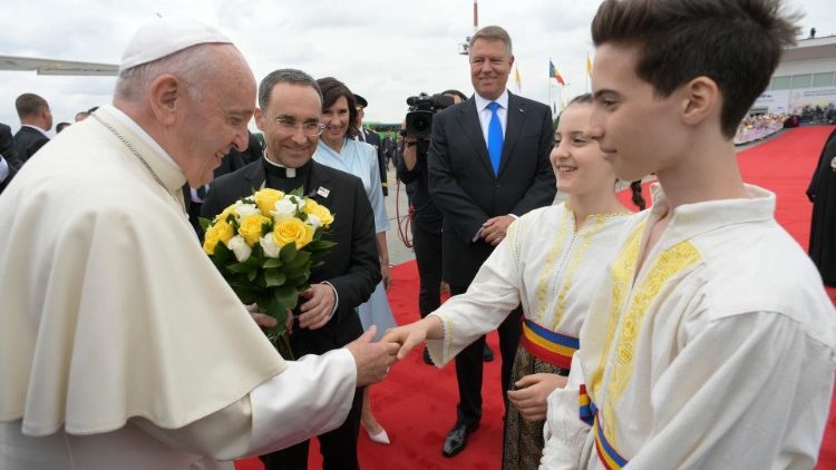 Pope Francis welcome by children as President Klaus Ioannis stands by 