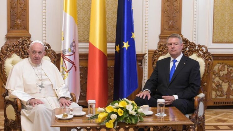 Папа Франциск и президент Румынии Клаус Йоханнис
