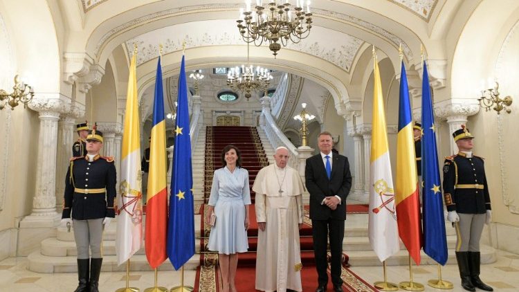 Папа Франциск в президентския дворец Котрочени заедно с президента Краус Йоханис и съпругата му.