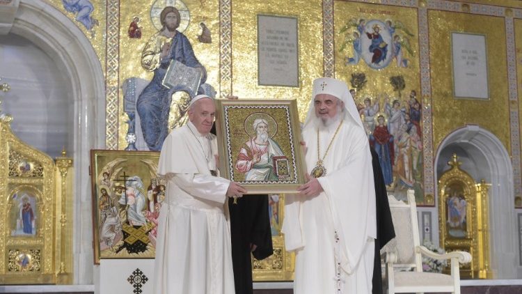 教皇フランシスコとルーマニア正教会のダニエル総主教　2019年5月31日、ブカレストの正教会カテドラルで