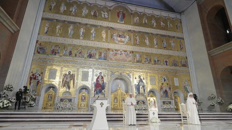 Папа Франциск в новата православна катедрала в Букурещ