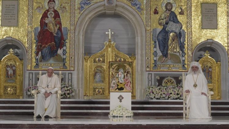 Molitev Očenaša v novi pravoslavni katedrali v Bukarešti.