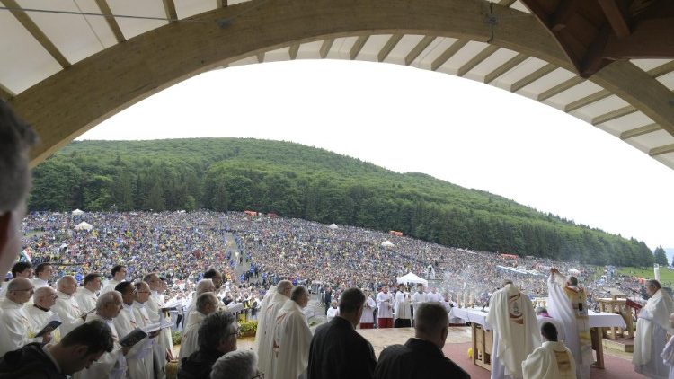 Папа Франциск на Святой Мессе в богородичном святилище Шумулеу-Чук