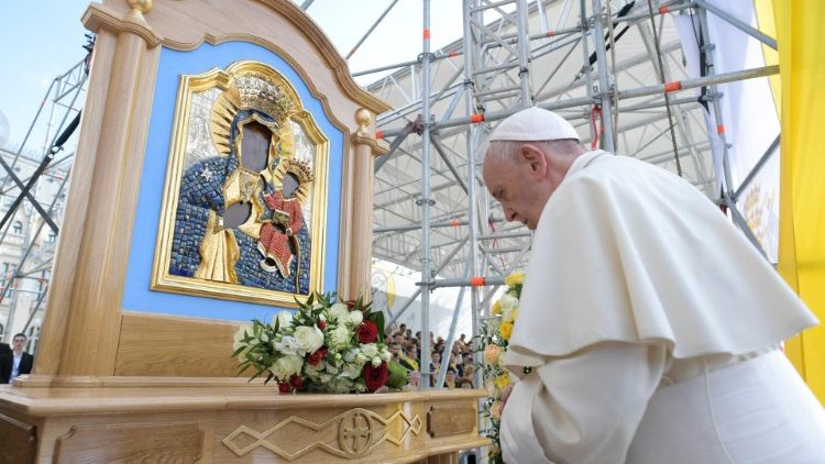 Papa Francisc în rugăciune în fața icoanei Maicii Domnului păstrată în Sanctuarul Marian de la Cacica (imagine de arhivă din timpul călătoriei apostolice în România)