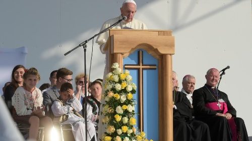 Devant des jeunes de Roumanie, l’ode du Pape à la famille et «à la foi simple»