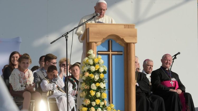 Le Pape François sur l'esplanade d'Iasi au nord-est de la Roumanie, devant jeunes et familles, samedi 1er juin 2019.