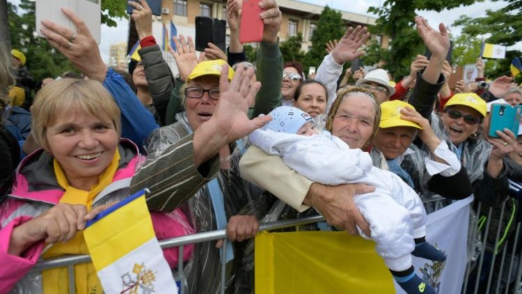 La foule - dont une grand-mère et son petit-fils - accueille le Pape François à Iaşi, le 1er juin 2019