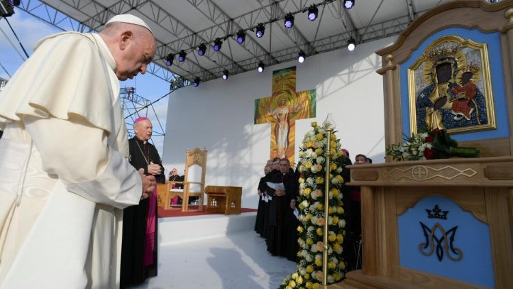 Francesco prega davanti l'icona della Vergine di Cacica