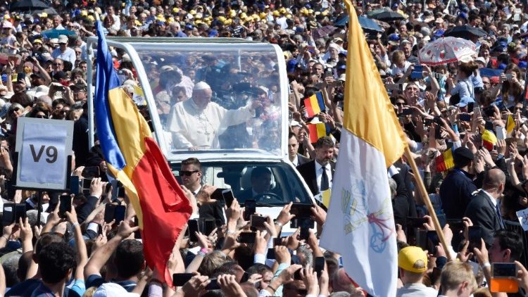 Papa Francisco Rumania viaje apostólico alegría gente