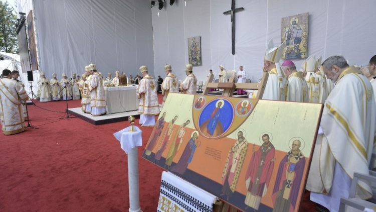 Papež Frančišek med božansko liturgijo v Blaju razglasil sedem grkokatoliških škofov za blažene.
