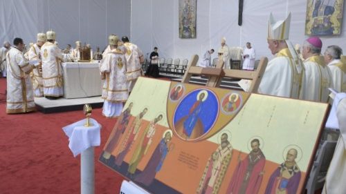 Roumanie: le Pape béatifie 7 évêques martyrs, témoins de liberté et de miséricorde