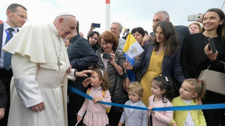 Papa Francisc binecuvântează un grup de copii în timpul călătoriei apostolice în România.