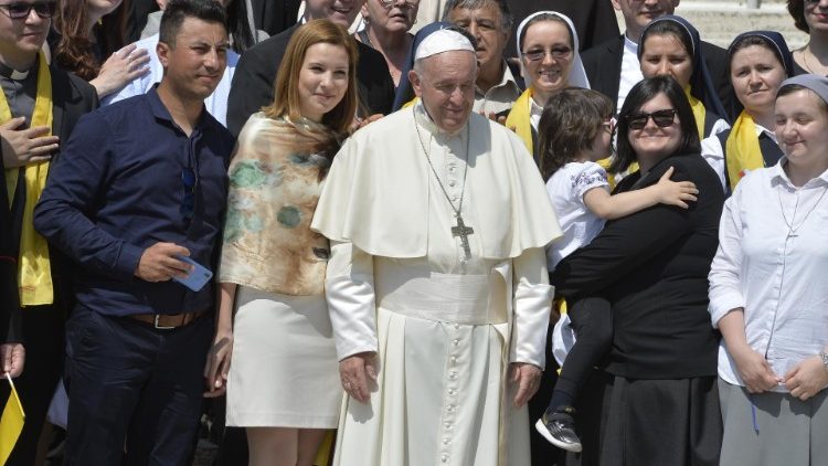 Le Pape recevant la délégation venue de Roumanie. Sœur Armelle Bauwin est à droite sur la photo.