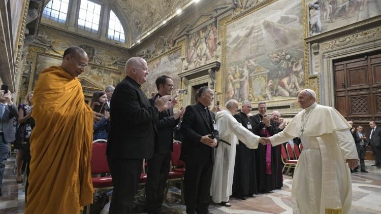 Le Pape saluant les participants à la rencontre organisée par la Fondation Centesimus Annus sur Laudato si', le 8 juin 2019 au Vatican.